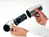 A person is assembling an electric pepper grinder, showing the battery compartment. Anteprima dell’immagine prodotto