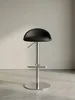 Schrägansicht des modernen Tresenhockers in Schwarz, die ergonomisch geschwungene Rückenlehne und die formschöne T-Fußstütze zeigend._#sku_SAFWL1.281# Produktbild-Vorschau