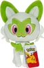 A plush toy of the Pokemon Sprigatito, with its tag visible. Produktbild-Vorschau