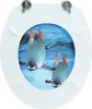 A toilet seat with a printed image of two penguins swimming underwater. Náhled obrázku produktu