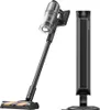 A cordless stick vacuum cleaner and its charging stand are displayed against a white background. Náhled obrázku produktu