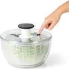 OXO Good Grips Salatschleuder mit Sieb und Deckel – zum Produktbild-Vorschau 14