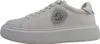 A white sneaker with a silver emblem on a white background. Anteprima dell’immagine prodotto