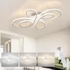 A modern LED ceiling light fixture with a creative, swirling design is shown mounted on a white ceiling. Below the main image, three smaller panels display the same light fixture with different color temperatures (cool white, neutral white, and warm white) Produktbild-Vorschau