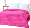 A pink quilted bedspread is draped over a bed with white pillows. Produktbild-Vorschau