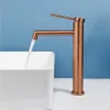 A copper-colored faucet with water running into a white sink against a blue background. Anteprima dell’immagine prodotto