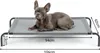 A French bulldog lies on a raised outdoor dog bed with dimensions indicated by text overlays. Anteprima dell’immagine prodotto