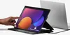 A hand is shown touching the screen of a portable monitor connected to a laptop. Voir les images du produit