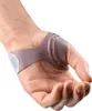 A close-up shot of a hand wearing a thumb orthosis. Anteprima dell’immagine prodotto