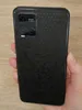 A hand holding a black smartphone with a honeycomb pattern on the back. Produktbild-Vorschau