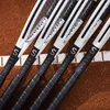 Several tennis rackets are laid out on a clay tennis court. Produktbild-Vorschau