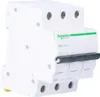 A white three-pole circuit breaker with a green and white Schneider Electric logo. Anteprima dell’immagine prodotto