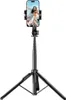 A black selfie stick with a tripod base and a smartphone attached, displaying a photo of two people. Voir les images du produit