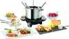 Das Unold Fondue Elégance-Set besteht aus einem Topf mit geschmolzenem Käse und Dip-Gabeln, umgeben  Produktbild-Vorschau
