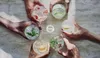 A group of people holding glasses of drinks with fruit and herbs. Anteprima dell’immagine prodotto