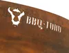 A close-up view of a rusty metal fire pit with a bull logo and the text 'BBQ-TORO' cut out. Anteprima dell’immagine prodotto
