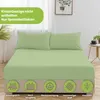 A light green fitted sheet and two pillowcases are laid out on a bed, with icons and text describing product features at the bottom. Produktbild-Vorschau