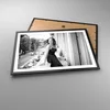 Gerahmtes Poster - Schwarzer Rahmen - Frau Balkon Straße - Produktbild-Vorschau 3