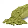 A wooden scoop filled with green matcha powder, with some powder spilled onto a white surface. Produktbild-Vorschau