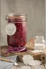 A jar of pickled red cabbage sits on a wooden board next to a small jar of salt. Anteprima dell’immagine prodotto