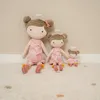 Three dolls of varying sizes are displayed on a fluffy rug in front of a plain wall. Text labels indicate the sizes of the dolls. Náhľad obrázku produktu
