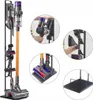 Collage showing a vacuum cleaner and its accessories on a stand, with close-up views of its parts and operation. Voir les images du produit