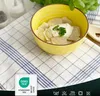 A bowl of food on a checkered cloth with a certification label. Produktbild-Vorschau