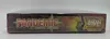 The side view of a board game box. Voir les images du produit