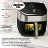 An air fryer with food inside, shown in a kitchen setting with marketing text and logos. Produktbild-Vorschau
