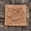 Artisanat italien : relief mural « Oignons » 18 x 18 cm Voir les images du produit 1
