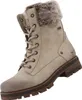 Auf dem Bild ist ein beige farbener Stiefel zu sehen der seitlich abgebildet ist. Die Oberfläche des Stiefels wirkt strukturiert und die Schnürung ist deutlich erkennbar.