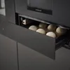 A close-up shot of a Samsung warming drawer with dough balls inside. Voir les images du produit