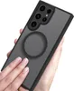Hands holding a smartphone case. Anteprima dell’immagine prodotto