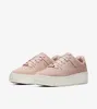 A pair of pink Nike Air Force 1 Sage Low sneakers with white soles against a white background. Produktbild-Vorschau