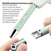A close-up shot of a multifunctional luminous pen with text describing its features. Voir les images du produit