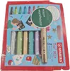 A box of Stabilo Trio Deco metallic fibre tip pens, with a child drawing in the background. Voir les images du produit