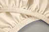 A close-up view of the elasticized hem of a fitted sheet. Produktbild-Vorschau