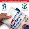 A hand holding an open bag of desiccant beads, with informational badges at the top. Produktbild-Vorschau