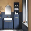 SoBuy Badezimmer-Speicherregal BZR112-B in Dunkelblau neben Waschtisch in einem stilvollen Badezimmer Podgląd zdjęcia produktu