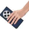 A hand is holding a dark blue phone case with a camera module visible. Produktbild-Vorschau