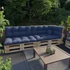 Outdoor patio furniture setup with a pallet sofa and coffee table. Anteprima dell’immagine prodotto