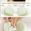 A person is shown interacting with a green and white patterned pregnancy pillow. The image is split into two sections, with the top section showing a diagram of the pillow's adjustable width and the bottom section showing a close-up of how the pillow is fa Produktbild-Vorschau