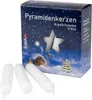 Auf dem Bild ist eine Packung mit weißen Pyramidenkerzen zu sehen die für kleine Pyramiden geeignet sind und 18 Stück enthält während im Hintergrund eine winterliche Hütte vor einem nächtlichen Himmel abgebildet sind Podgląd zdjęcia produktu
