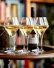 Several glasses of white wine are arranged on a wooden tray, with a bookshelf in the background. Produktbild-Vorschau