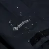 Detailaufnahme der wasserabweisenden Oberfläche der Hillwalker InterActive Shell Jacket von Berghaus mit Gore-Tex-Logo. Productafbeelding-voorbeeld