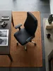Draufsicht auf den massiven schwarzen Leder-Bürostuhl mit poliertem Aluminium-Fußkreuz, freistehend im eleganten, lichtdurchfluteten Arbeitszimmer._#sku_BARSPM1.800# Produktbild-Vorschau