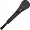 A black cleaning brush with a textured handle and bristles. Voir les images du produit