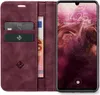 A burgundy flip case for a smartphone is shown open, revealing card slots and a banknote. The smartphone screen displays the time and date. Produktbild-Vorschau