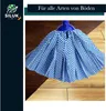 A mop head with a blue and white checkered pattern is shown on a wooden floor. Produktbild-Vorschau