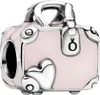 A close-up studio shot of a Pandora charm shaped like a pink handbag with silver accents. Anteprima dell’immagine prodotto
